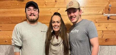 Raeleen Minchuk Prokopetz, a peritoneal mesothelioma survivor, with her two sons